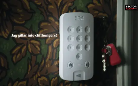 En Sector Alarm-panel med siffror och en SOS-knapp. Nycklar hänger bredvid. Ingen vill vara ett offer för bedragare.
