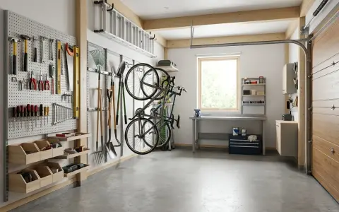 Praktiska garage inredningstips: verktyg på väggar, cyklar upphängda och en arbetsbänk för projekt.