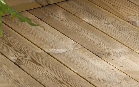 Träaltanen behöver behandlas för att behålla sin lyster. Gröna blad skymtar i övre vänstra hörnet.
