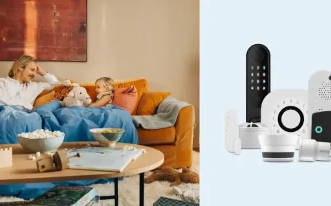 En familj njuter av en mysig hemmakväll med popcorn, medan en samling smarta hem-enheter, inklusive en kodlås och en rökdetektor, visas upp. Allt för att skapa trygghet och ett effektivt lf larm.