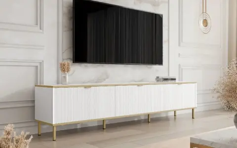 En stilren, bred tv bänk i vitt med gulddetaljer. Perfekt för att förvara mediautrustning och prydnadssaker.