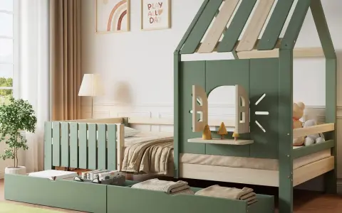 En charmig träsäng barn i form av ett hus, med förvaringslådor och en lekfull design som inbjuder till äventyr.