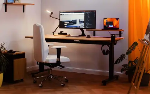 Ett modernt hemmakontor med ett höj- och sänkbart skrivbord i trä. Perfekt för dig som vill bygga eget skrivbord och skapa en inspirerande arbetsplats.