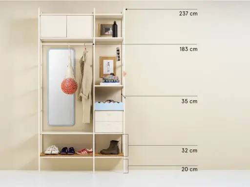 En stilren hall hylla med spegel, klädkrok, förvaringslådor och hyllplan för skor och accessoarer.