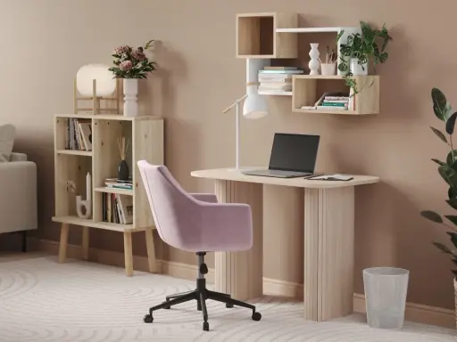 Skrivbord inspo: Ett ljust skrivbord med laptop, en rosa stol och hyllor med växter och böcker. En mysig arbetsplats.