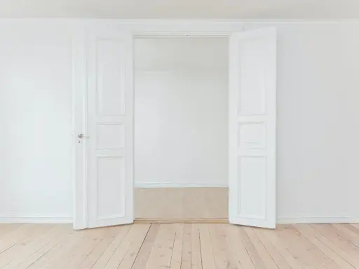 Vita dörrar står öppna mot ett ljust rum. Perfekt för att måla lister och ge hemmet ett lyft.