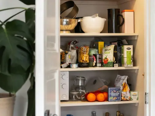 Härligt att gå in i skafferi! Fullt med pasta, kex, kryddor och bakgrejer. En Monstera trivs också här.