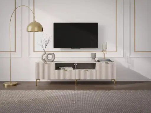 Elegant tv konsol med guldbelagd golvlampa och moderna dekorationer.