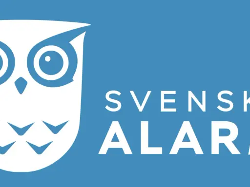 Vit uggla med texten SVENSKA ALARM. En logotyp som kan ge intrycket av en bluff.