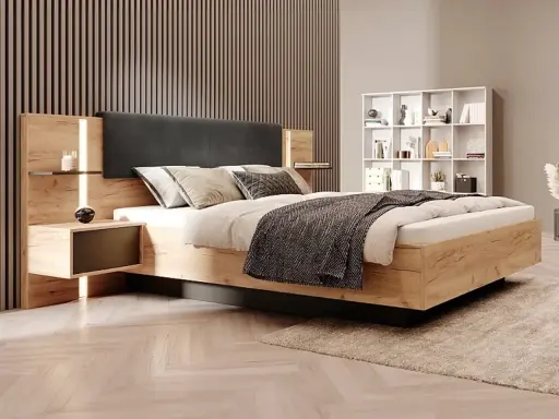 Modern säng med förvaring i trä och mörkgrå gavel. Sängen har integrerade nattduksbord med belysning. Bokhylla i bakgrunden.
