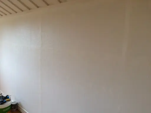 När man ska tapetsera trapphus är det viktigt med ett bra underarbete. Här syns en vägg som är redo för tapetsering.