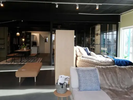En garderob som rumsavdelare skapar en smart och stilren lösning för att dela upp ytor i hemmet.