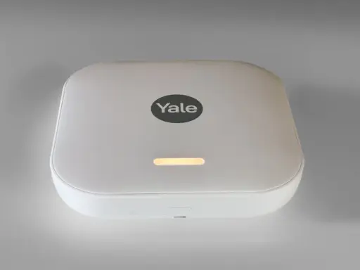 Vit Yale-hub med en lysande indikator, en del av ett modernt garda alarm-system för ökad trygghet.