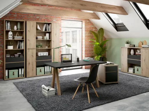 Mysigt arbetsrum med tegelväggar, träbjälkar och takfönster. Perfekt arbetsrum inspiration med skrivbord, bokhyllor och gröna detaljer.