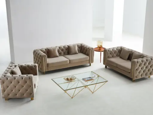 En lyxig soffgrupp med en soffa 3+2+1 i sammet, med knappad design och guldfärgade detaljer.