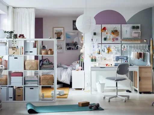 Ett kreativt ungdoms rum med pysselhörna, säng och förvaring. Här finns plats för både studier och fritid.