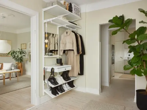 Snyggt och praktiskt sätt att organisera hallen med kläder och skor på hyllor och krokar.