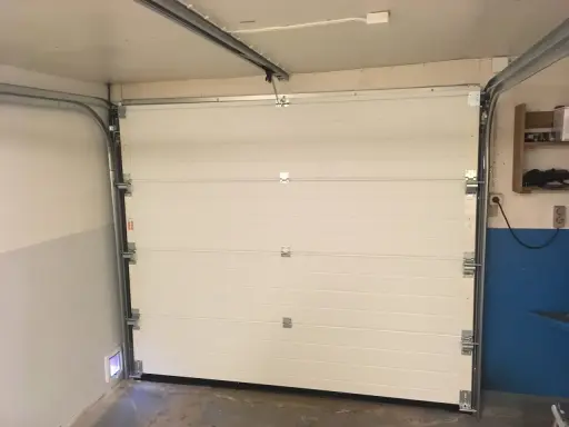 Monterad verisure magnetkontakt på garageporten. Enkel installation för ökad säkerhet.