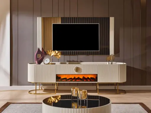 Elegant tv bänk med elkamin som skapar en mysig atmosfär. Den vita möbeln med gulddetaljer passar perfekt i ett modernt hem.