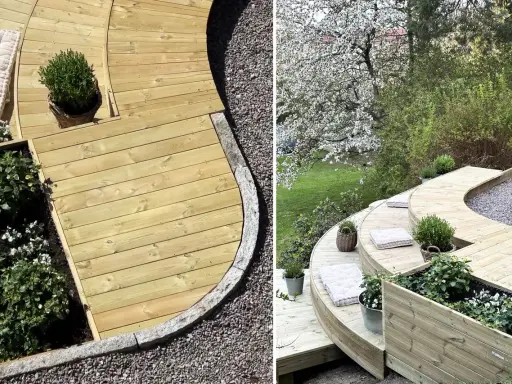 En vacker, böljande rund altan i trä med planteringslådor och kuddar. Perfekt för en avkopplande stund i trädgården.