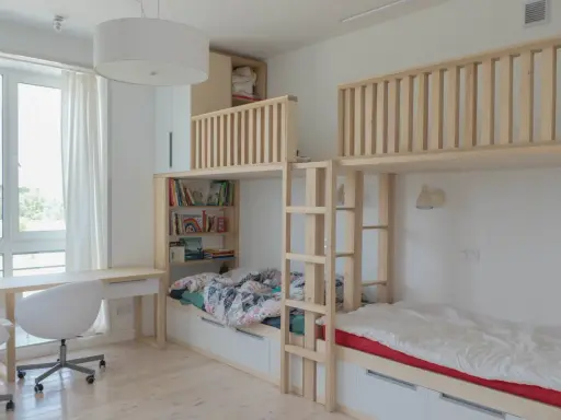 Ljust och luftigt barnrum med våningssängar i trä, bokhyllor och skrivbord. Perfekt inspiration barnrum för lek och studier.