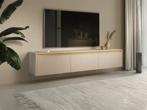 Ett stilrent, högt tv bord i ljust trä med ribbad front. En stor platt-TV hänger ovanför, och en stor grön växt ger liv åt rummet.