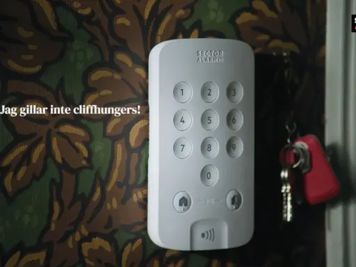 En Sector Alarm-panel med siffror och en SOS-knapp. Nycklar hänger bredvid. Ingen vill vara ett offer för bedragare.