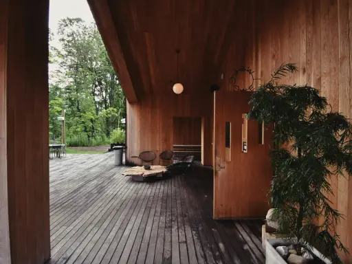 Träaltanen behöver underhållas. Ska den såpa eller olja altan för att skydda träet?