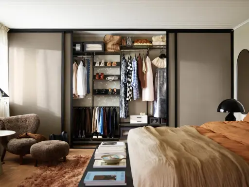 En öppen garderob med kläder, skor och accessoarer. Ger perfekt garderob inspiration för en organiserad och stilfull förvaring.