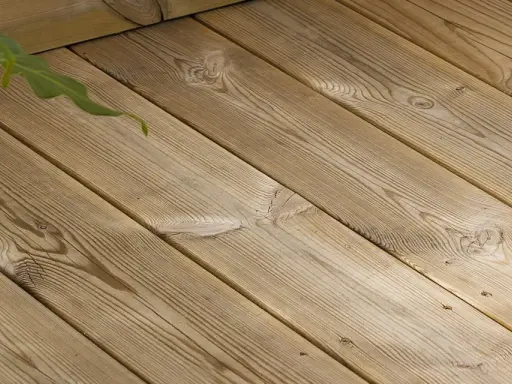 Träaltanen behöver behandlas för att behålla sin lyster. Gröna blad skymtar i övre vänstra hörnet.
