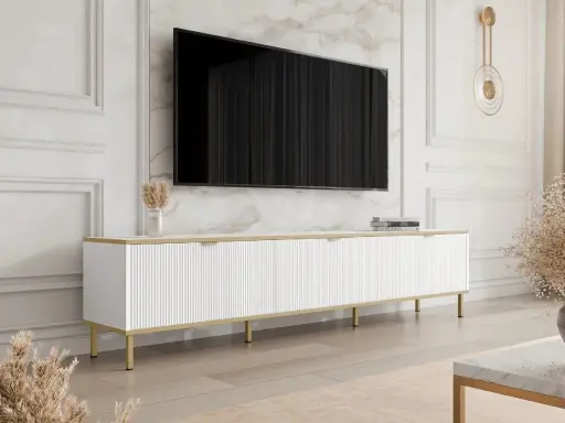En stilren, bred tv bänk i vitt med gulddetaljer. Perfekt för att förvara mediautrustning och prydnadssaker.