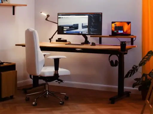 Ett modernt hemmakontor med ett höj- och sänkbart skrivbord i trä. Perfekt för dig som vill bygga eget skrivbord och skapa en inspirerande arbetsplats.