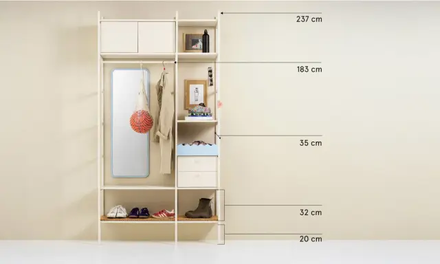 En stilren hall hylla med spegel, klädkrok, förvaringslådor och hyllplan för skor och accessoarer.
