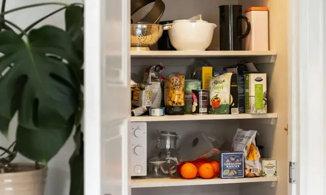 Härligt att gå in i skafferi! Fullt med pasta, kex, kryddor och bakgrejer. En Monstera trivs också här.