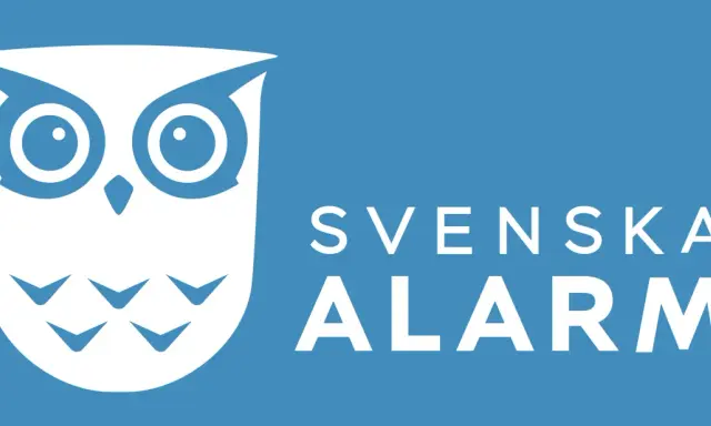 Vit uggla med texten SVENSKA ALARM. En logotyp som kan ge intrycket av en bluff.