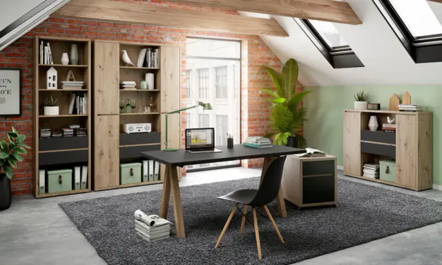 Mysigt arbetsrum med tegelväggar, träbjälkar och takfönster. Perfekt arbetsrum inspiration med skrivbord, bokhyllor och gröna detaljer.