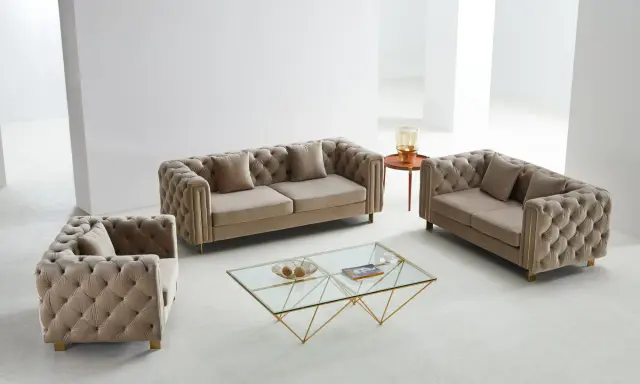 En lyxig soffgrupp med en soffa 3+2+1 i sammet, med knappad design och guldfärgade detaljer.