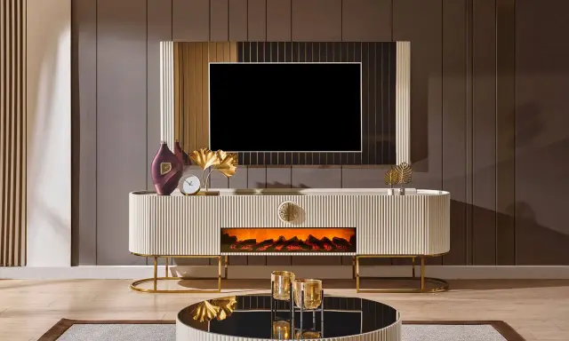 Elegant tv bänk med elkamin som skapar en mysig atmosfär. Den vita möbeln med gulddetaljer passar perfekt i ett modernt hem.