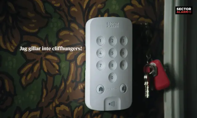 En Sector Alarm-panel med siffror och en SOS-knapp. Nycklar hänger bredvid. Ingen vill vara ett offer för bedragare.