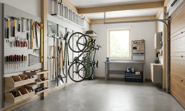 Praktiska garage inredningstips: verktyg på väggar, cyklar upphängda och en arbetsbänk för projekt.