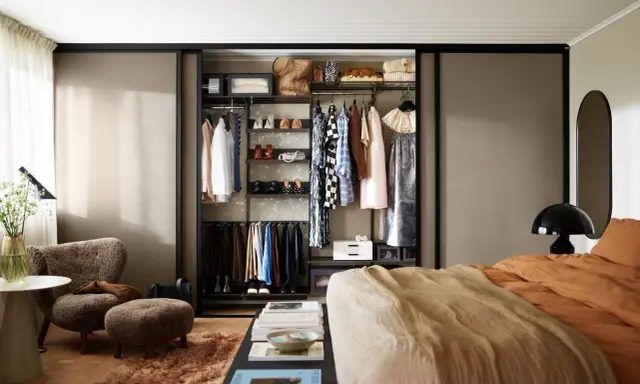 En öppen garderob med kläder, skor och accessoarer. Ger perfekt garderob inspiration för en organiserad och stilfull förvaring.