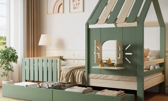 En charmig träsäng barn i form av ett hus, med förvaringslådor och en lekfull design som inbjuder till äventyr.