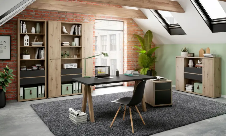 Mysigt arbetsrum med tegelväggar, träbjälkar och takfönster. Perfekt arbetsrum inspiration med skrivbord, bokhyllor och gröna detaljer.