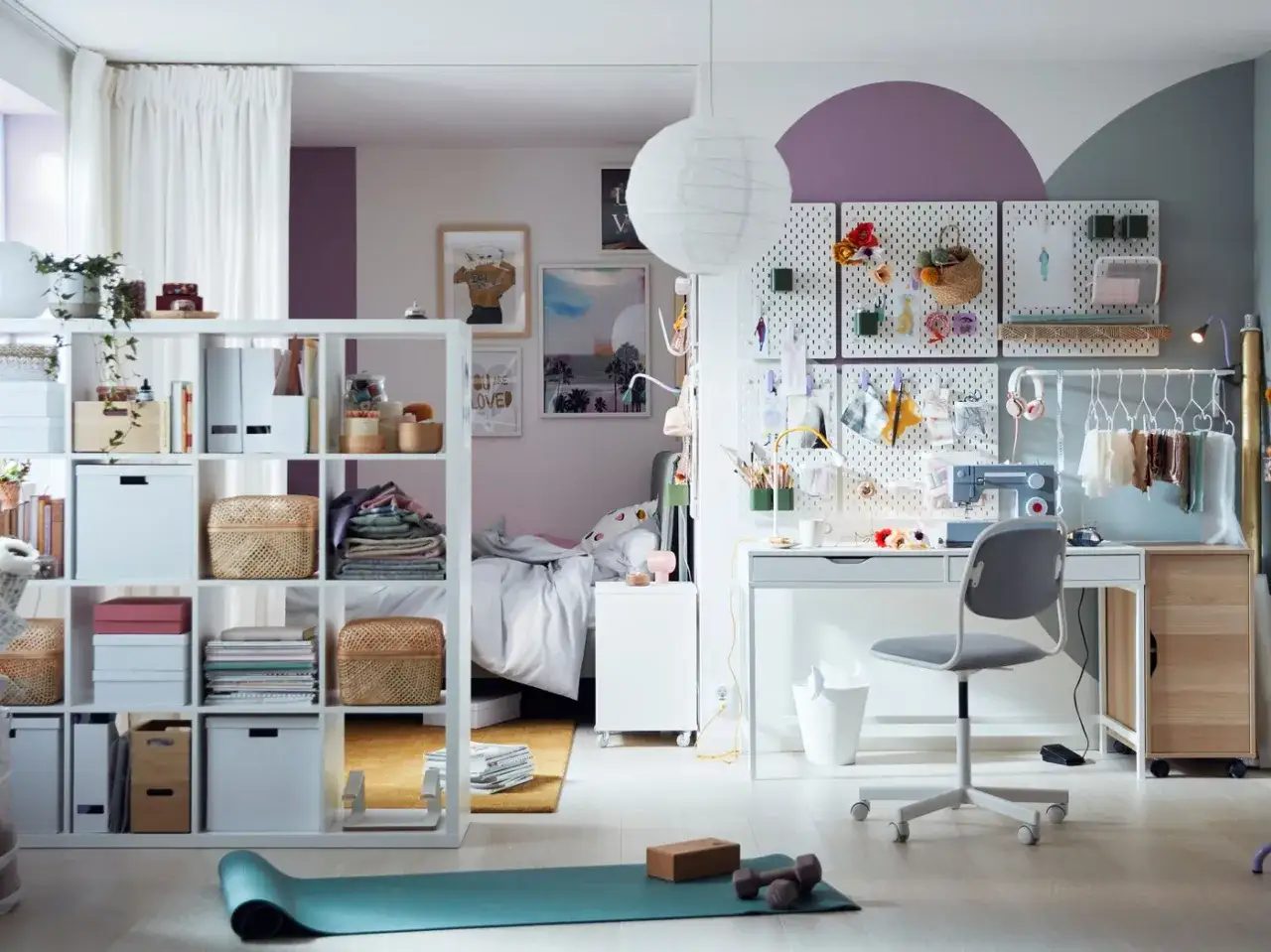 Ett kreativt ungdomsrum med en symaskin, pysselv&auml;gg och f&ouml;rvaring. H&auml;r finns allt f&ouml;r att skapa och dr&ouml;mma.