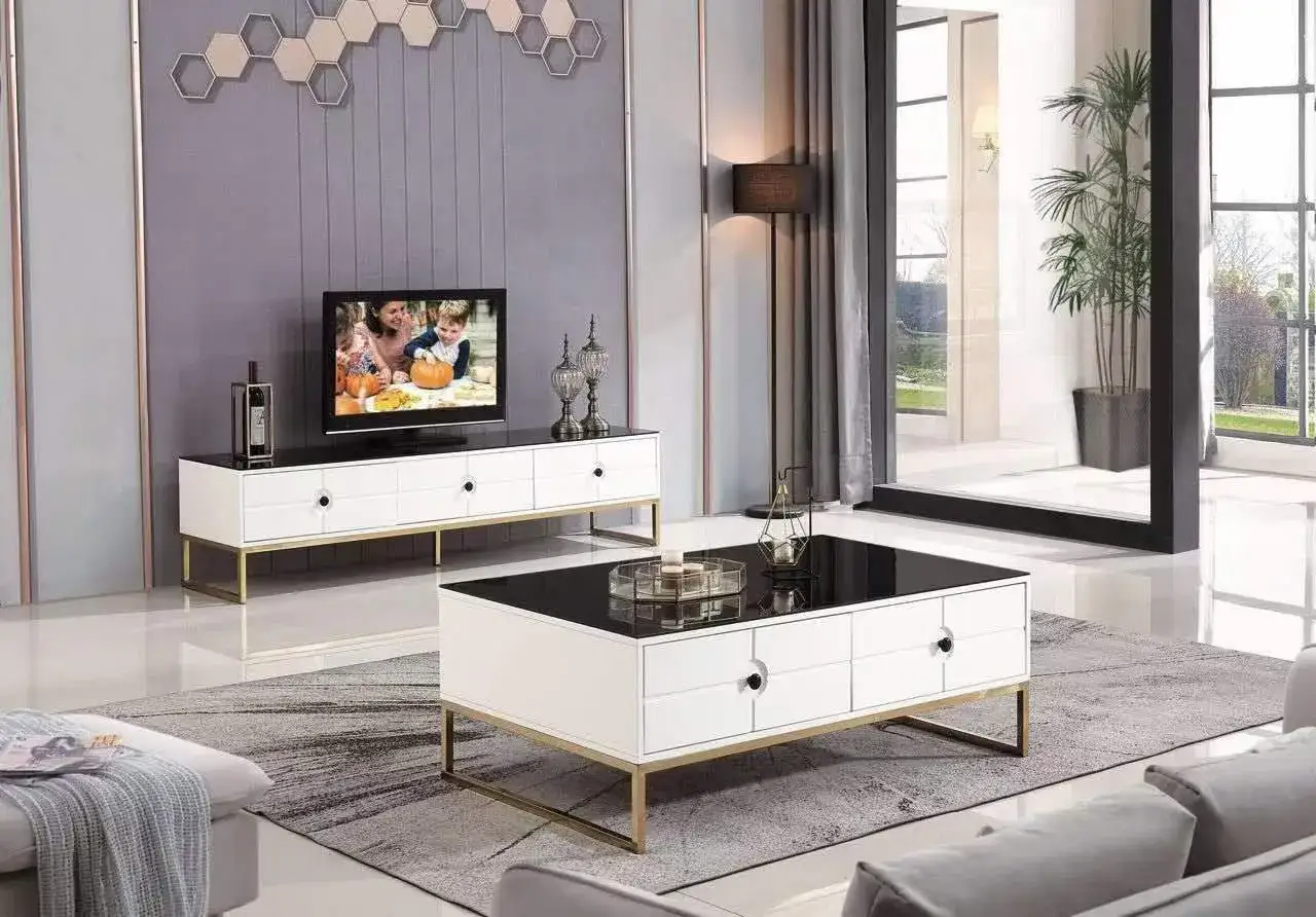 Modernt vardagsrum med en vit tv bänk guld, soffbord och en stor spegel.