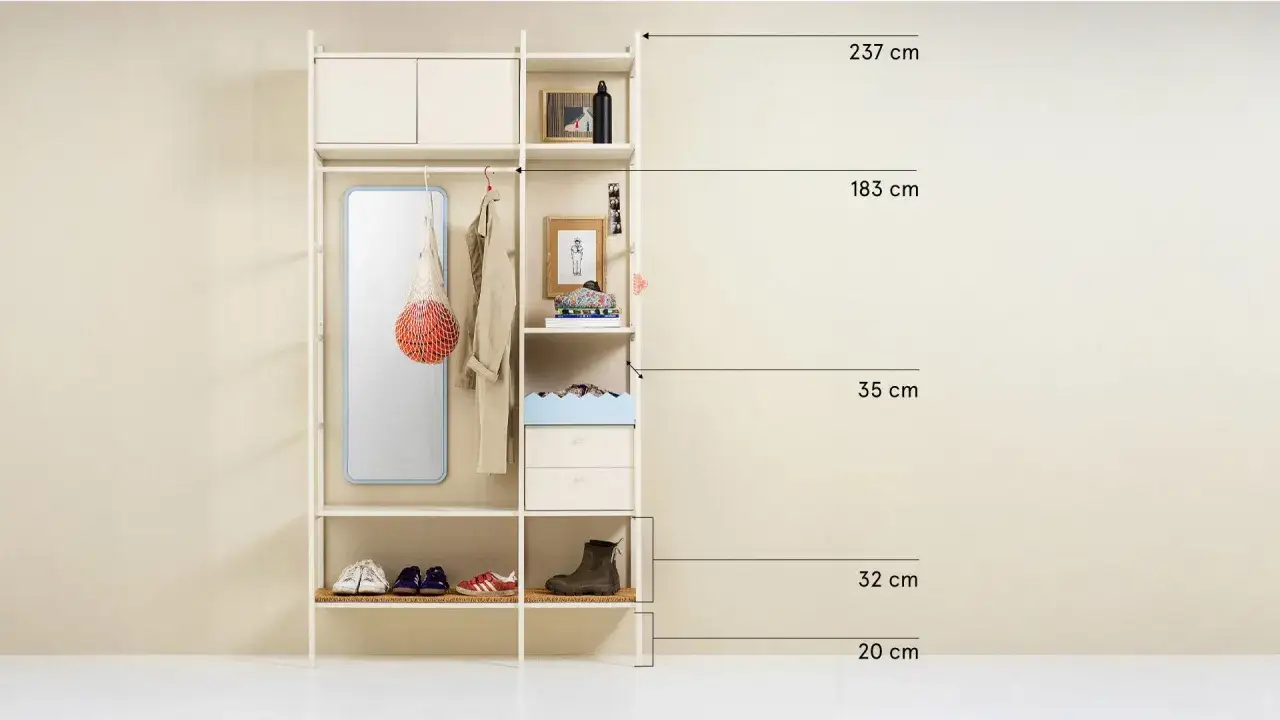 En stilren hall hylla med spegel, kl&auml;dkrok, f&ouml;rvaringsl&aring;dor och hyllplan f&ouml;r skor och accessoarer.