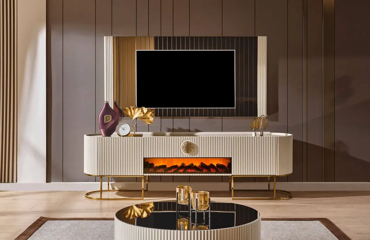 Elegant tv bänk med elkamin som skapar en mysig atmosfär. Guldiga detaljer och en modern design.