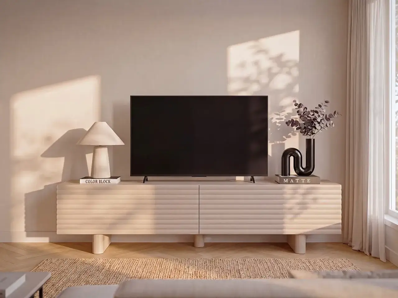 En stilren tv b&auml;nk med en perfekt h&ouml;jd f&ouml;r din TV. Lampan och vasen ger en elegant touch.