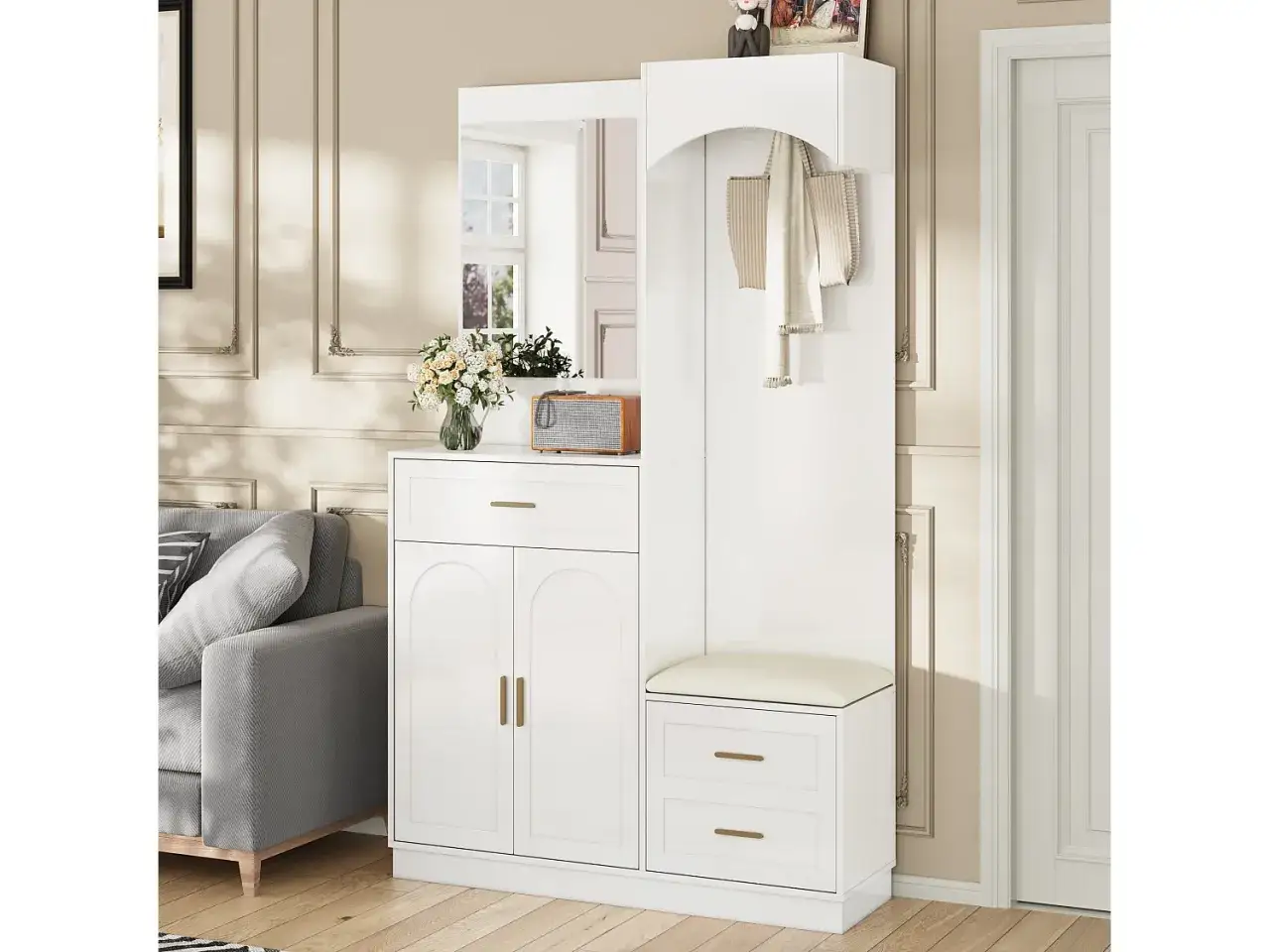 Vit hallm&ouml;bel med spegel, sittb&auml;nk och f&ouml;rvaring. Perfekt inspo hall f&ouml;r en stilren entr&eacute;.
