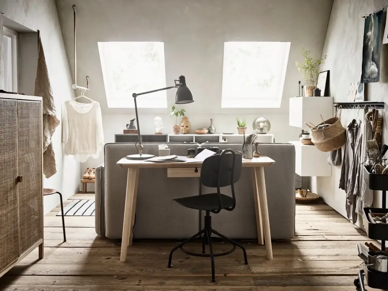 Mysig arbetsplats med skrivbord, stol och lampa. Perfekt skrivbord inspo f&ouml;r ett kreativt hem.